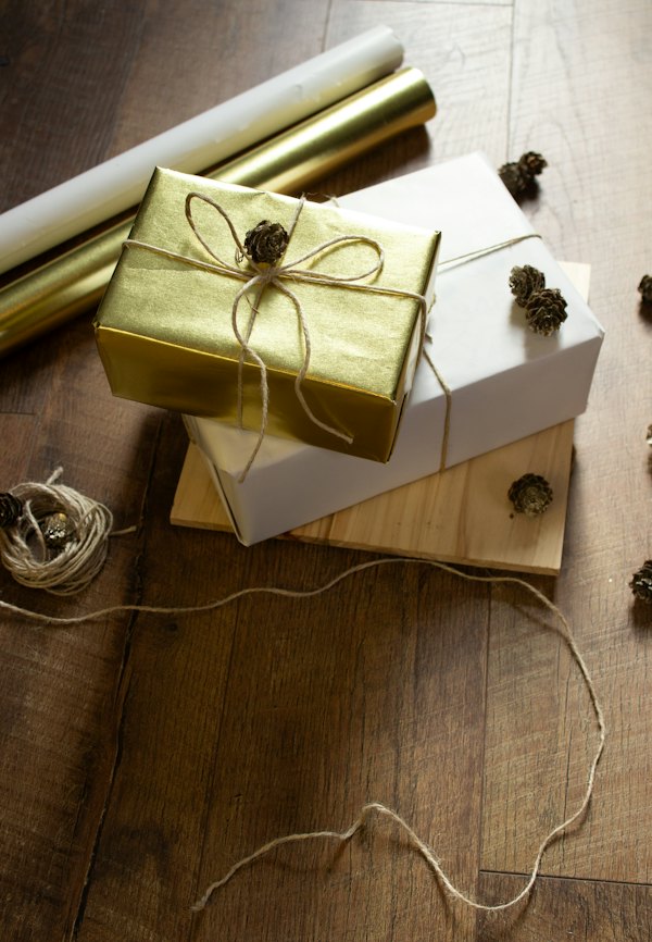 Deux cadeaux sur une table en bois