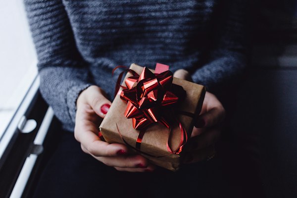Personne tenant un paquet cadeau