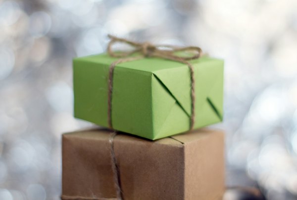 Deux paquets cadeaux empilés